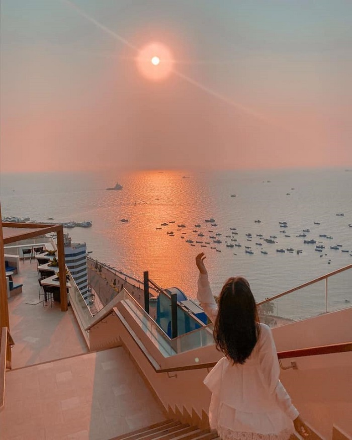 Hãy đến với điểm ngắm hoàng hôn tuyệt đẹp tại Vũng Tàu để chiêm ngưỡng cảnh đẹp nhất của thành phố này. Bạn sẽ được đắm mình trong ánh đỏ rực rỡ của hoàng hôn trên biển và chứng kiến cảm giác thật tuyệt vời.