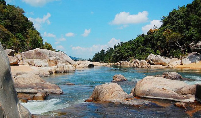 Hòn đảo hoang sơ này tọa lạc tại xã Hòa Thắng, Huyện Bắc Bình, tỉnh Bình Thuận.