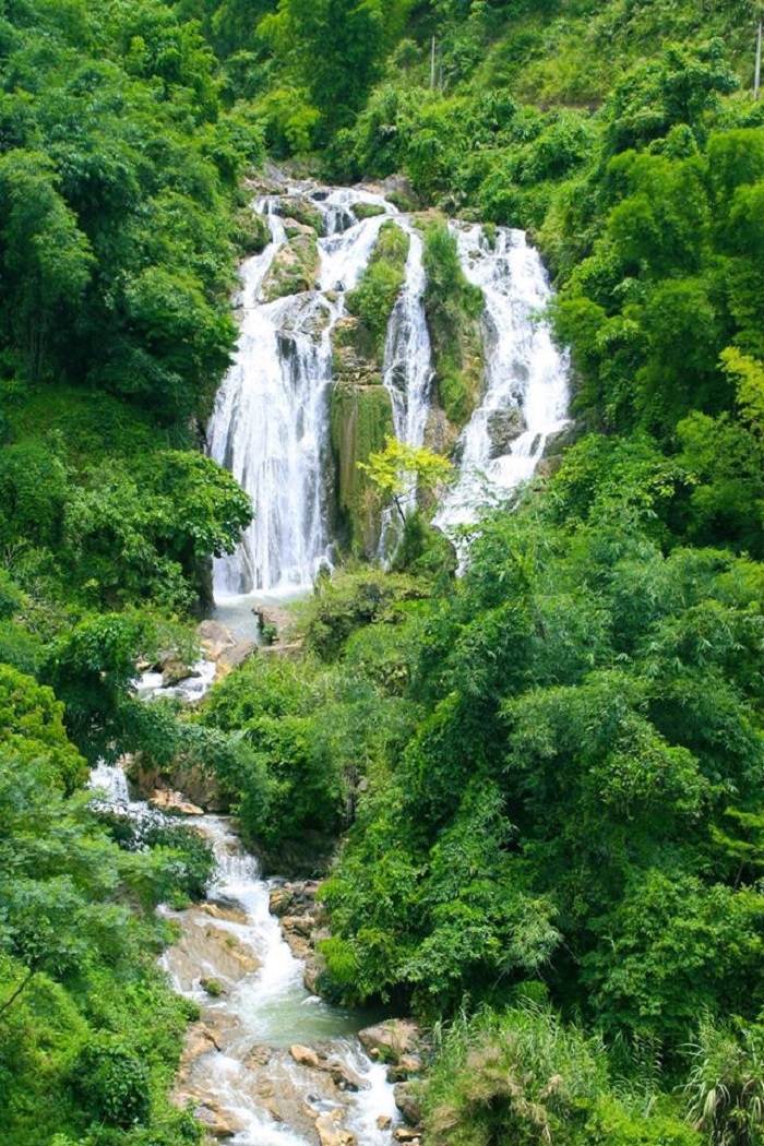 Follow the road at the end of Ba Khan valley, you will see a waterfall hidden in the green bamboo forest all year round.