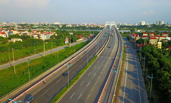 Cầu Đông Trù, dài hơn một km bắc qua sông Đuống, mặt cắt rộng 55 m với tám làn xe. Cả hai tuyến đường có tổng mức đầu tư 6.600 tỷ đồng. 