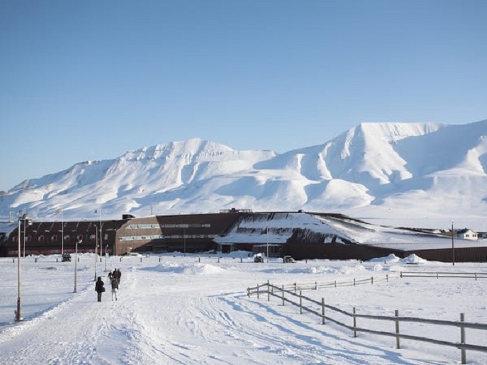 Longyearbyen, thị trấn cực bắc của thế giới, nơi mặt trời không lặn suốt 4 tháng trong năm