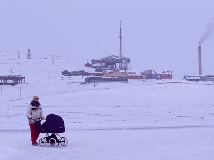 Longyearbyen, thị trấn cực bắc của thế giới, nơi mặt trời không lặn suốt 4 tháng trong năm