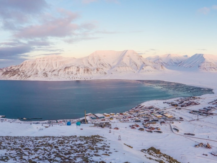 Longyearbyen, thị trấn cực bắc của thế giới, nơi mặt trời không lặn suốt 4 tháng trong năm