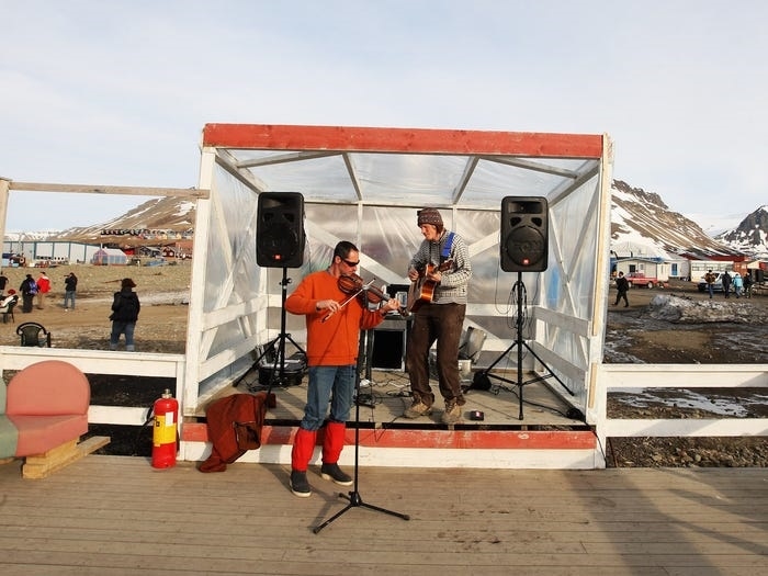 Longyearbyen, thị trấn cực bắc của thế giới, nơi mặt trời không lặn suốt 4 tháng trong năm