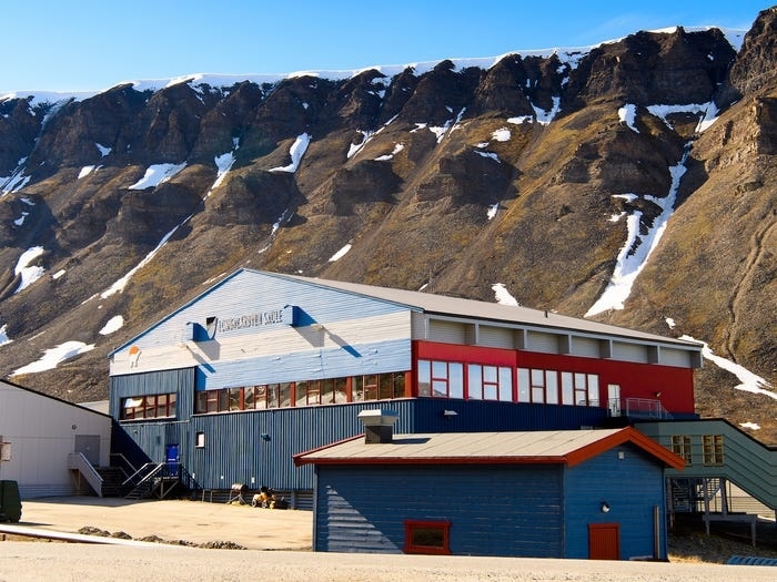 Longyearbyen, thị trấn cực bắc của thế giới, nơi mặt trời không lặn suốt 4 tháng trong năm