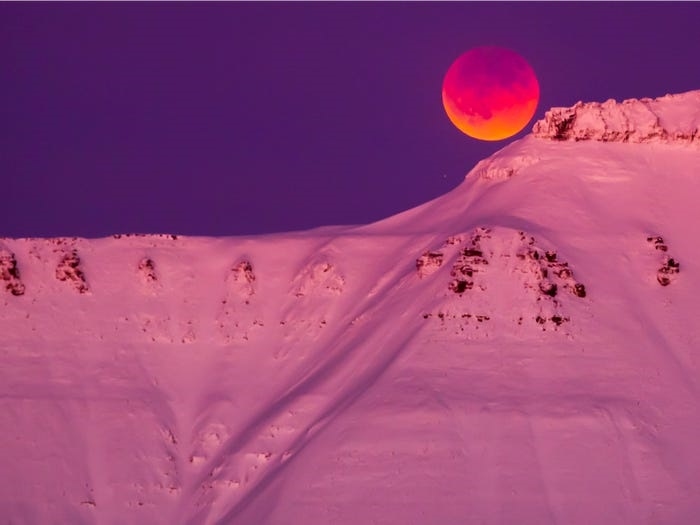 Longyearbyen, thị trấn cực bắc của thế giới, nơi mặt trời không lặn suốt 4 tháng trong năm