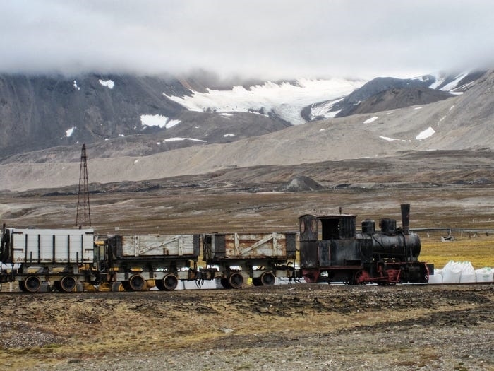 Longyearbyen, thị trấn cực bắc của thế giới, nơi mặt trời không lặn suốt 4 tháng trong năm