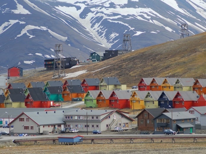 Longyearbyen, thị trấn cực bắc của thế giới, nơi mặt trời không lặn suốt 4 tháng trong năm