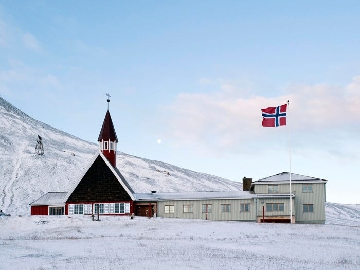 Longyearbyen, thị trấn cực bắc của thế giới, nơi mặt trời không lặn suốt 4 tháng trong năm