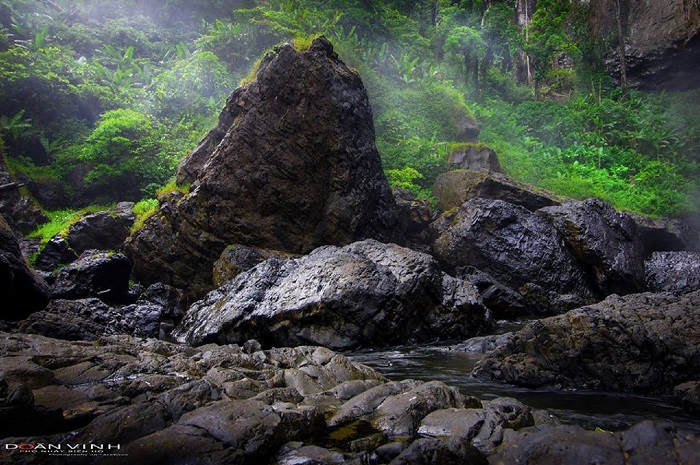 Trekking thác Hang Én bạn sẽ được trải nghiệm những thử thách nguy hiểm. 