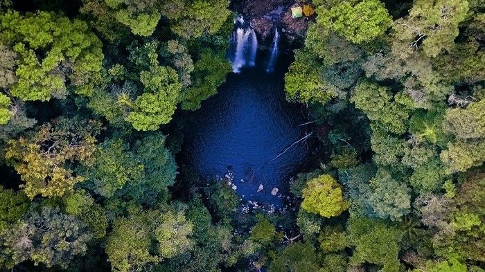 Có hai cách để đi đến thác Hang Én là từ Bình Định và từ Gia Lai.