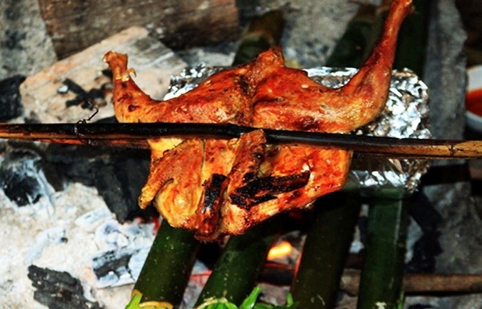 Đến Măng Đen du khách còn thưởng thức cơm lam và thịt gà nướng - đặc sản nổi tiếng của vùng. 