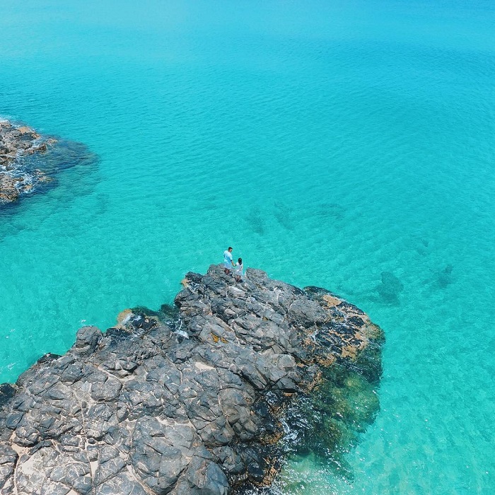 Những bãi đá đen huyền giữa làn nước biển xanh trong vắt có lẽ đã trở thành nét đặc biệt của Bãi Xép – Phú Yên
