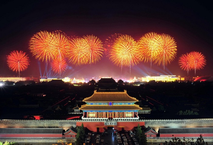 Năm mới ở Trung Quốc đều có bắn pháo hoa để mong một năm may mắn và xua đuổi những điều không hay của năm cũ