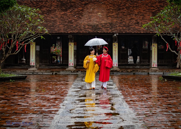 Du khách đi lễ chùa Chuông