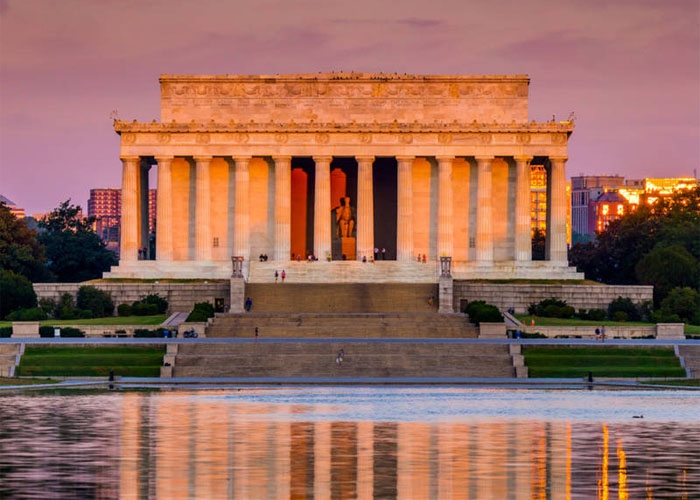 Đài tưởng niệm Lincoln được thiết kế theo kiểu đền thờ Hy Lạp. Ảnh: top-facts.com