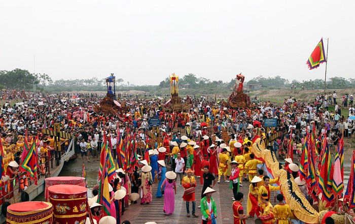 Lễ hội Chử Đồng Tử thu hút đông đảo người dân địa phương và du khách thập phương