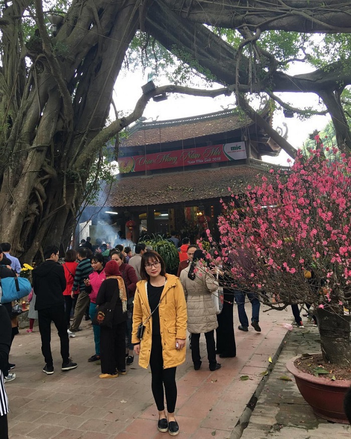 Đền Mẫu Hưng Yên thu hút rất đông du khách đến tham quan, cầu phúc