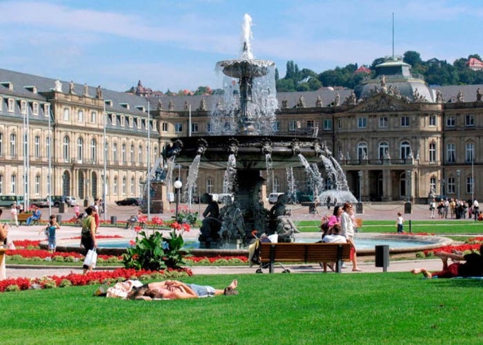 Quảng trường Schlossplatz, trái tim của Stuttgart - Ảnh: badische