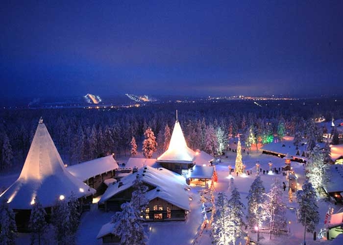 Santa Claus Village được bao phủ bởi tuyết trắng tuyệt đẹp. Ảnh: makutur.com