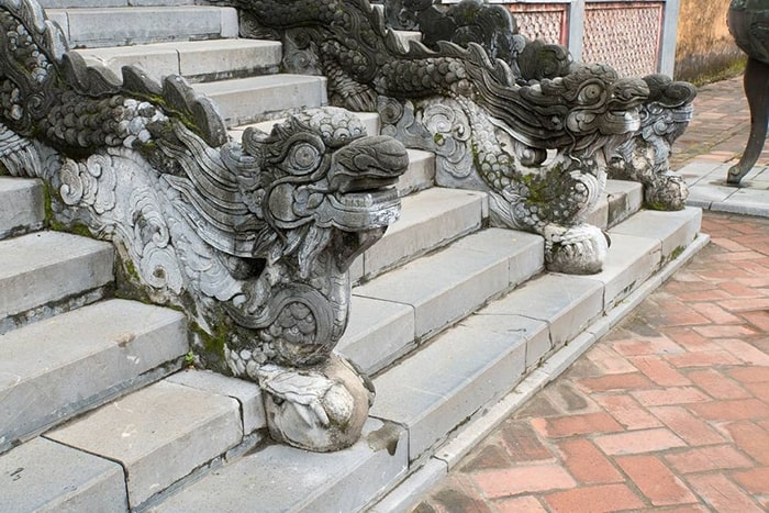 Cầu thang bằng đá Thanh dẫn lên Hiển Lâm Các với phần thành được đắp hình rồng