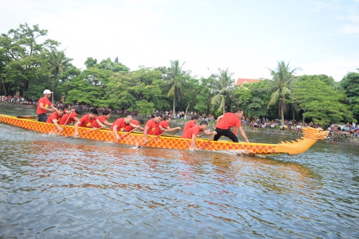 Đua thuyền trên Hồ Bán Nguyệt Hưng Yên