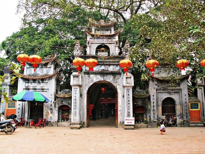 Đền Mẫu nằm ngay cạnh hồ Bán Nguyệt Hưng Yên