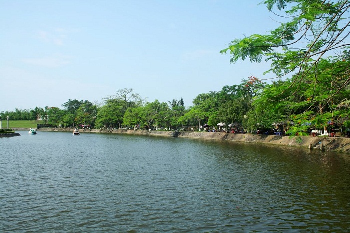 Khung cảnh yên bình của hồ Bán Nguyệt Hưng Yên