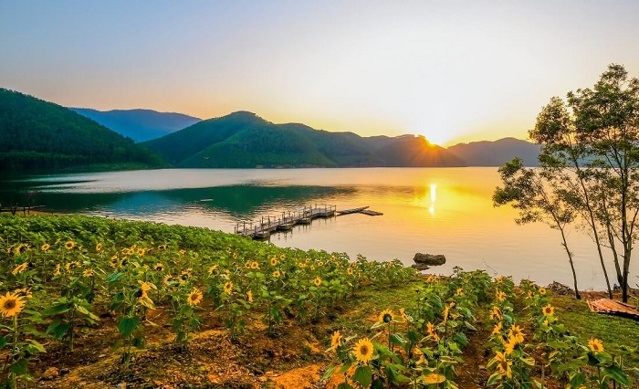 Bình minh đẹp mê hồn tại hồ Khe Ngang Huế