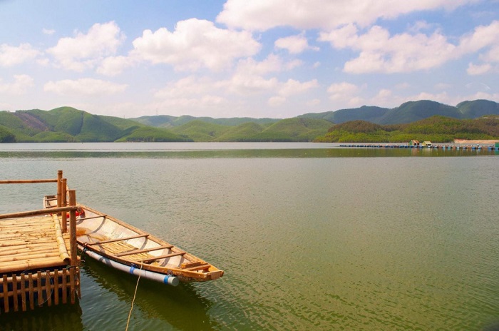 Khung cảnh yên bình của hồ Khe Ngang Huế