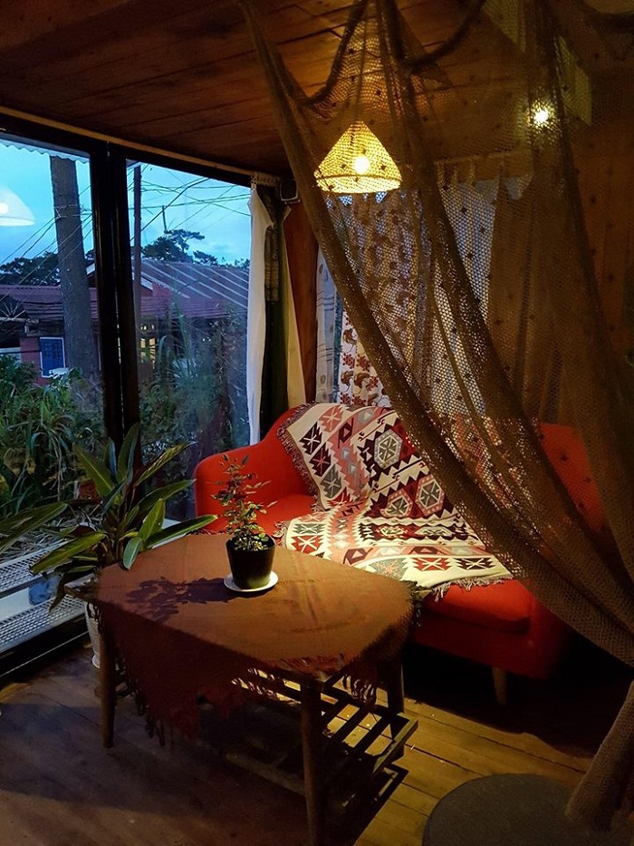 Không gian cafe sách theo phong cách boho với view Hồ Xuân Hương và núi Langbiang ở Sunshine Tím.