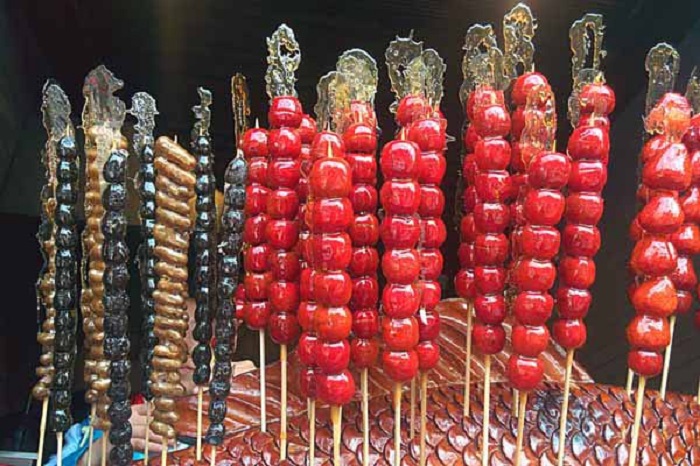 Theo truyền thuyết ghi lại thì kẹo hồ lô ra đời cách đây hơn 800 năm- Du lịch Trung Quốc ăn gì