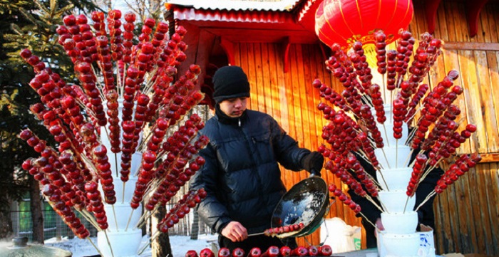 Kẹo hồ lô có màu đỏ rực còn tượng trưng cho sự may mắn, tốt lành- Du lịch Trung Quốc ăn gì