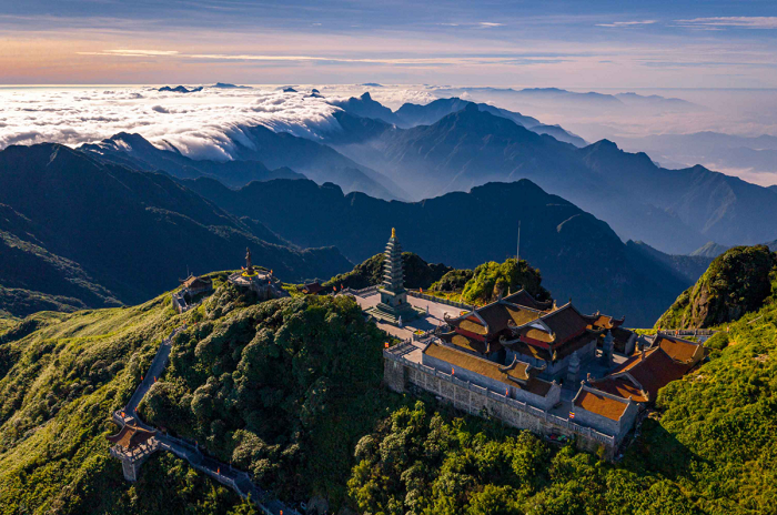Hoàng Liên Sơn được mệnh danh là Alps xứ Đông Dương (Tonkinese Alps) bởi có những ngọn núi cao hiểm trở như Fansipan, đỉnh cao nhất Việt Nam.