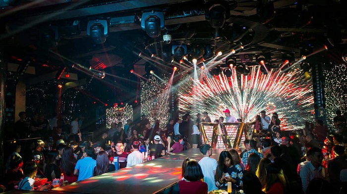 Rain Night Club là quán bar ở Đà Lạt duy nhất có khu vực sân khấu.