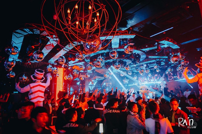 Rain Night Club là quán bar sôi động được các bạn trẻ Đà Lạt rất yêu thích.