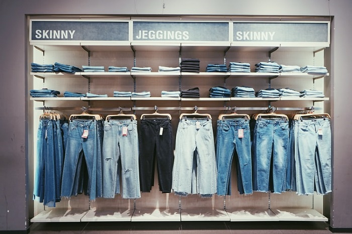 nên chọn trang phục cho ngày 20-11 là quần jeans cho dễ phối đồ