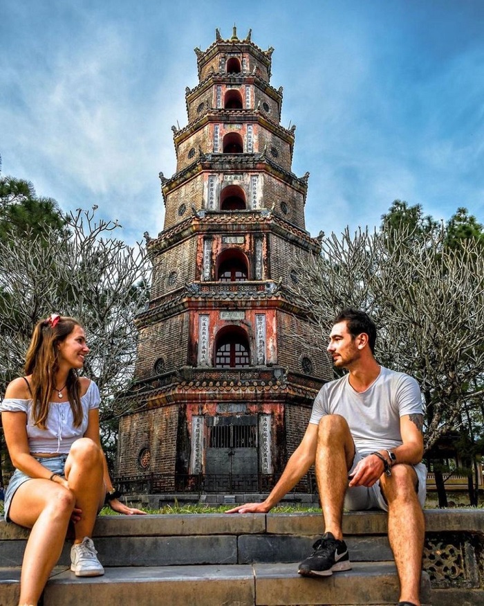 Du khách check-in Tháp Phước Duyên