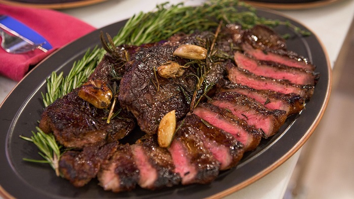 Steak là món chính không thể bỏ qua của thực đơn món Âu tại nhà. 