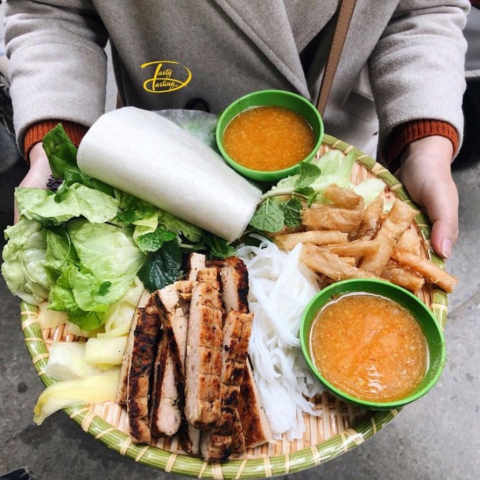 Nem nướng Nha Trang tại con ngõ nhỏ Xuân Thủy là top quán ăn vặt ở quận Cầu Giấy thu hút giới trẻ