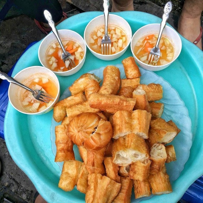 Nhắc đến top quán ăn vặt Hà Nội không thể thiếu Quẩy béo ở Nguyễn Khang