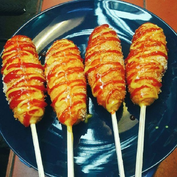 Cửa hàng ăn vặt Hà Nội có tên YouOne Hotdog là một địa chỉ cho những tín đồ của ẩm thực Hàn Quốc