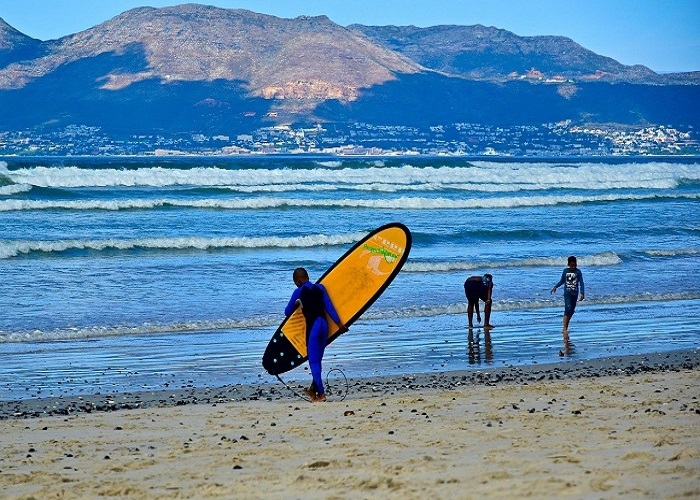 Lướt sóng tại bãi biển Muizenberg và những trải nghiệm tuyệt vời khác ở Cape Town