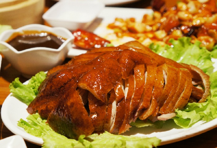 Vịt quay Bắc Kinh là một món ăn đặc sản nổi tiếng từ Đông Bắc của Trung Quốc- Du lịch Trung Quốc ăn gì