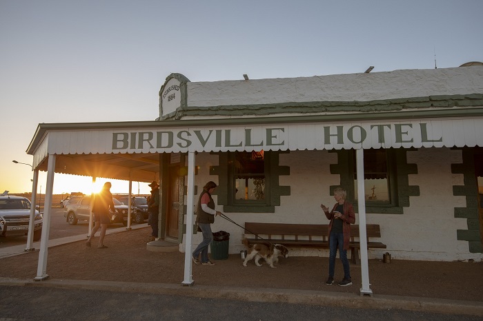 Thông thường, mỗi tuần khách sạn Birdsville chỉ có một cuộc gọi đặt phòng từ người đưa thư và 2 tuần ba lần đối với các bác sĩ đến khám bệnh