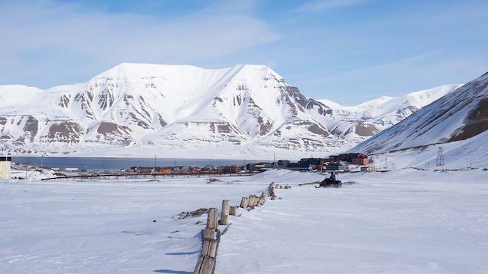  Con đường tuyết trắng ở thị trấn Longyearbyen.