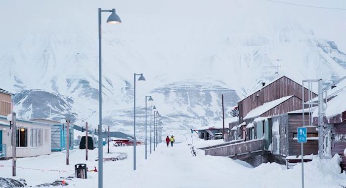  Du khách rảo bước trên con đường tuyết trắng ở thị trấn Longyearbyen. 