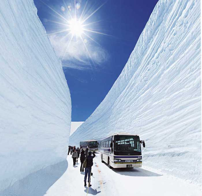 Con đường tuyết trắng Tateyama Kurobe Alpine. 