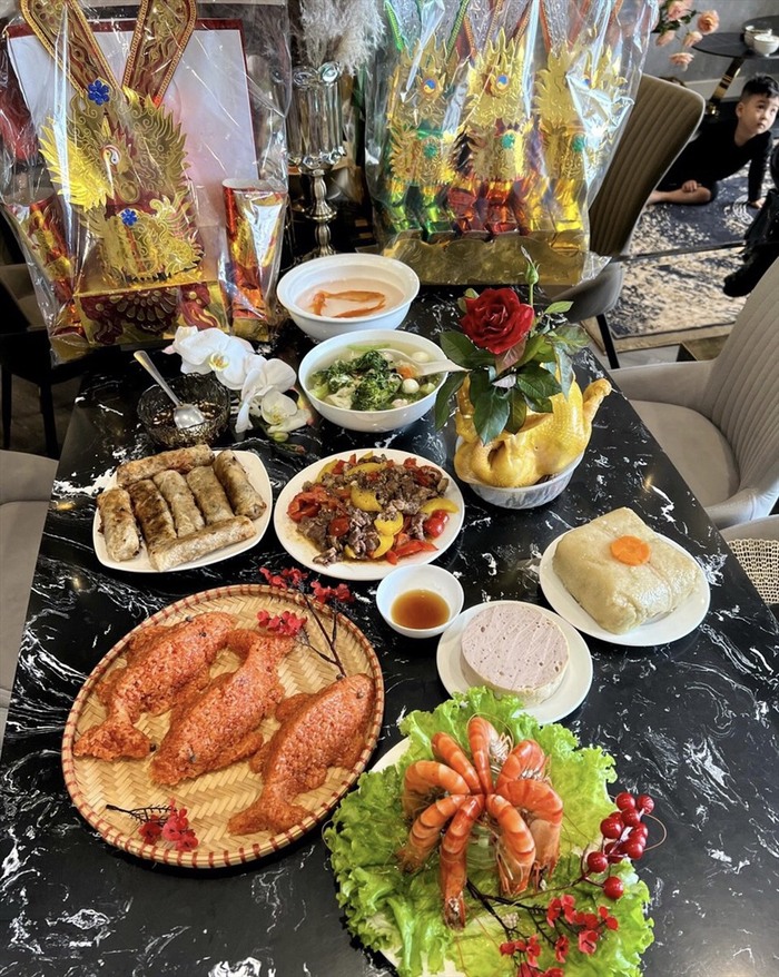 Vào ngày 23 tháng Chạp hằng năm, mọi gia đình đều quây quầy, sum vầy để cùng nhau sắp xếp một mâm cỗ lớn với các món ăn truyền thống kết hợp cùng các hoạt động tâm linh lâu đời