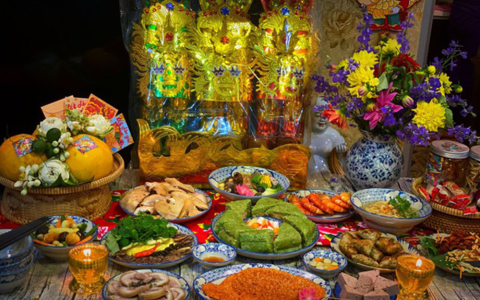 Lễ cúng ông Công ông Táo gồm có bộ mã tượng trưng gồm 3 mũ, 3 đôi hài, 3 bộ áo